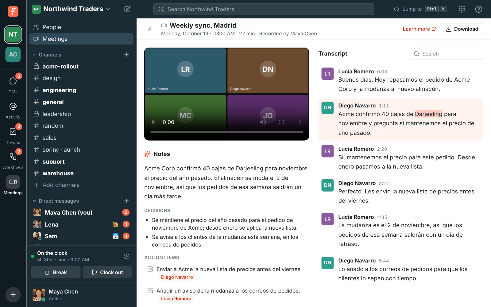 A weekly sync held in Spanish: the notes, decisions, action items and transcript are all in Spanish, with the word being played marked in the highlighted line